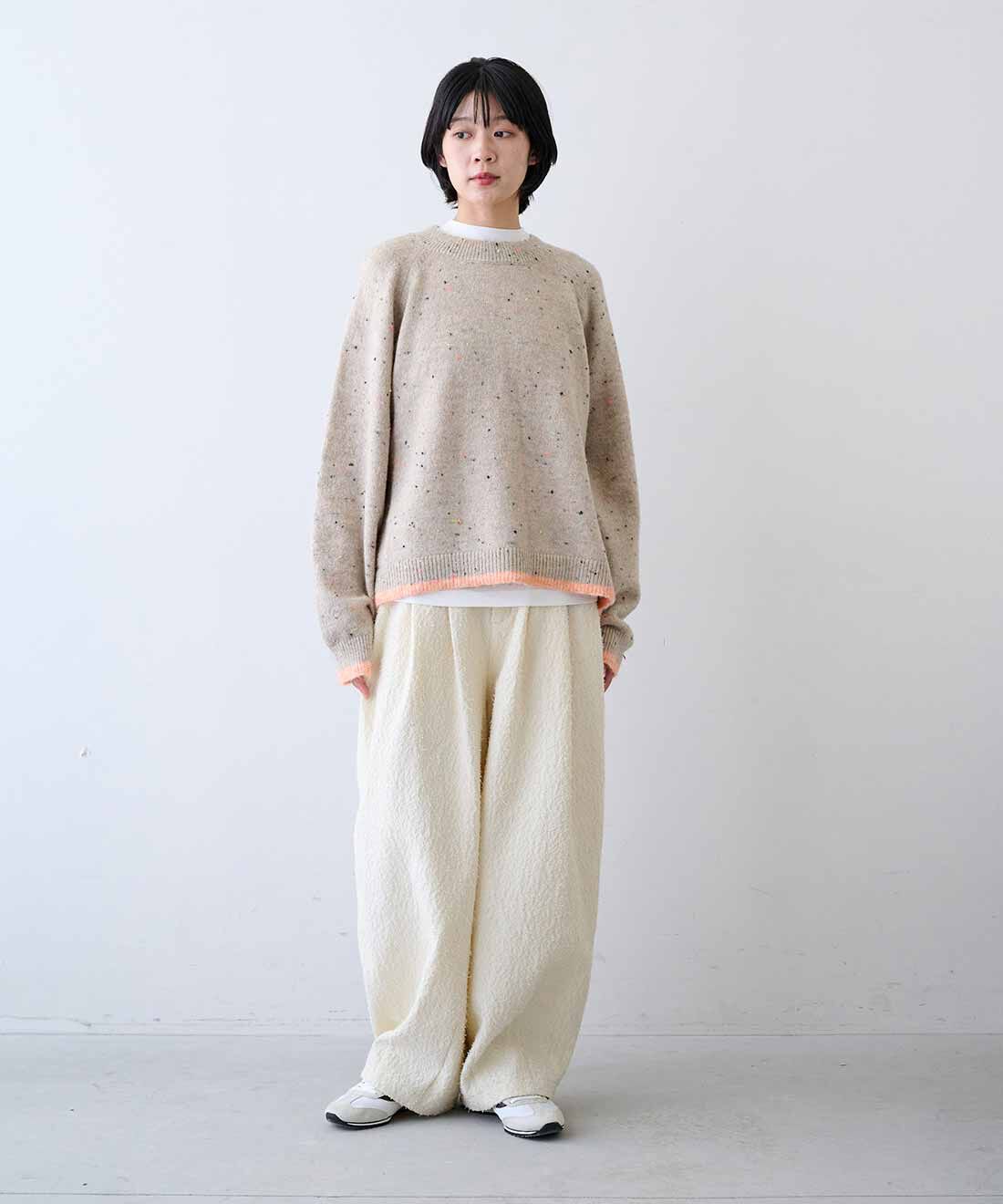 MEDE19F|配色ライン カラフルネップニットの会と吸湿発熱コットンクルーネックホワイトトップスの会とコットンツィード素材 バナナシルエットパンツ〈オフホワイト〉のコーディネート