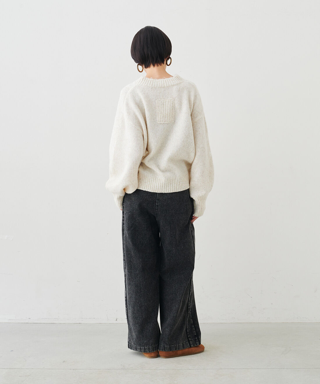 MEDE19F|バラクラバとVネックニット〈オフホワイト〉とヴィンテージフープイヤリングのコーディネート|モデル身長：163cm　着用サイズ：M