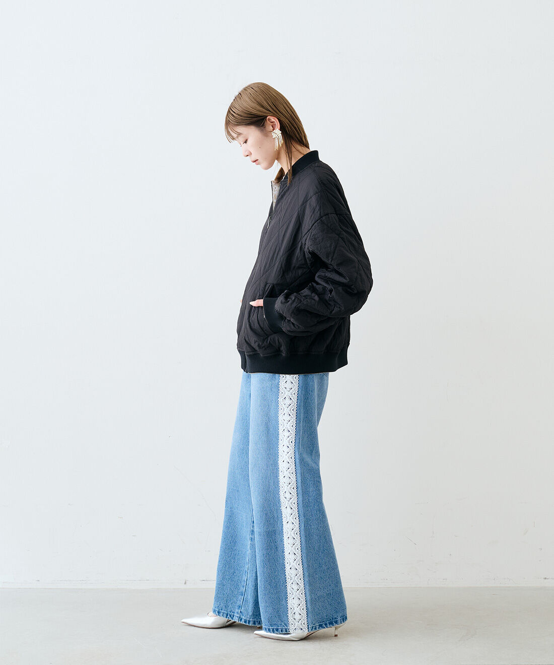 MEDE19F|レースサイドラインの加工デニム〈インディゴブルー〉とレースプリント リバーシブル中わたブルゾン〈ブラック&times;ベージュ〉とビーズフリンジ イヤアクセ〈キスカ〉のコーディネート|モデル身長：163cm　着用サイズ：M