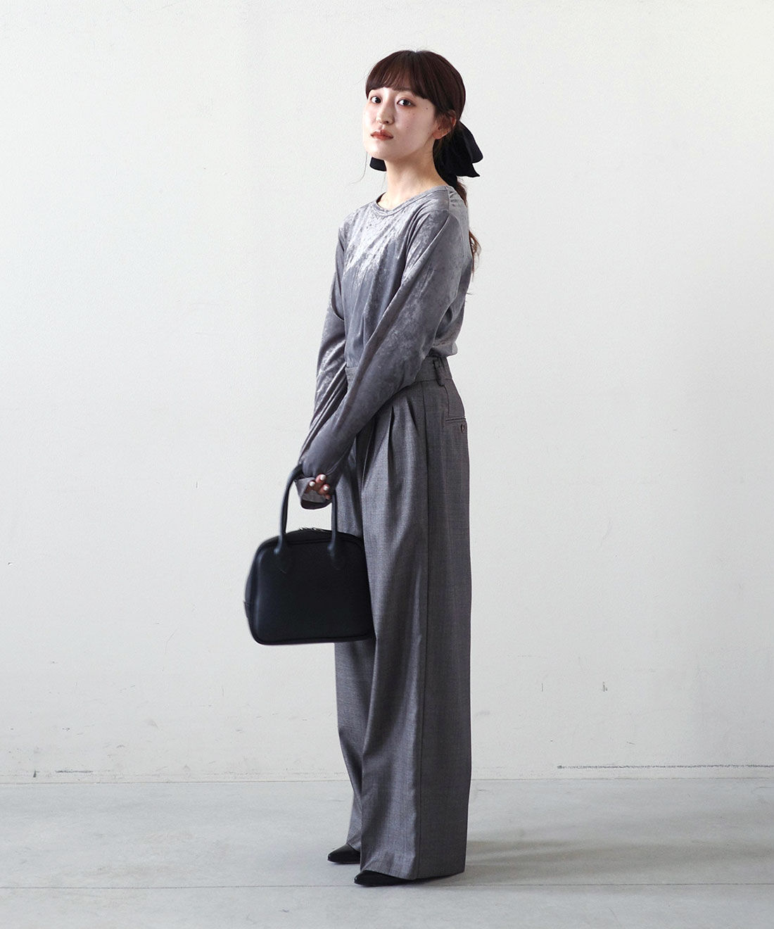 MEDE19F|クラッシュべロア調 トップスの会とクラッシュべロア調 トップスの会とビッグシュシュ〈ブラック〉のコーディネート|モデル身長： 156cm　Mサイズ着用