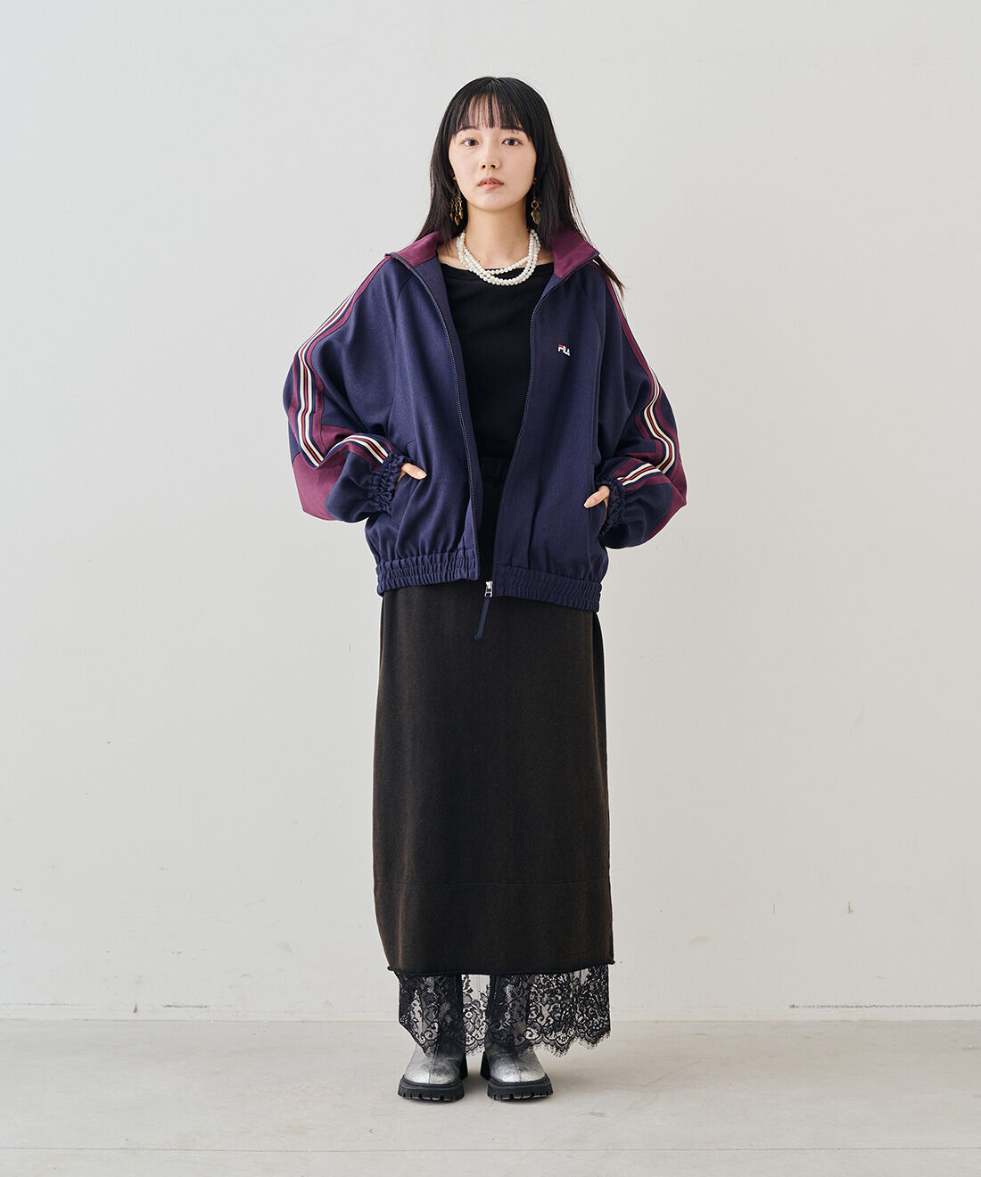 MEDE19F|FILAトラックブルゾン〈ネイビー×バーガンディ〉とレースコンビ スウェットスカート〈フェードブラック〉とシルバーのクラックレザー調トラックブーツのコーディネート