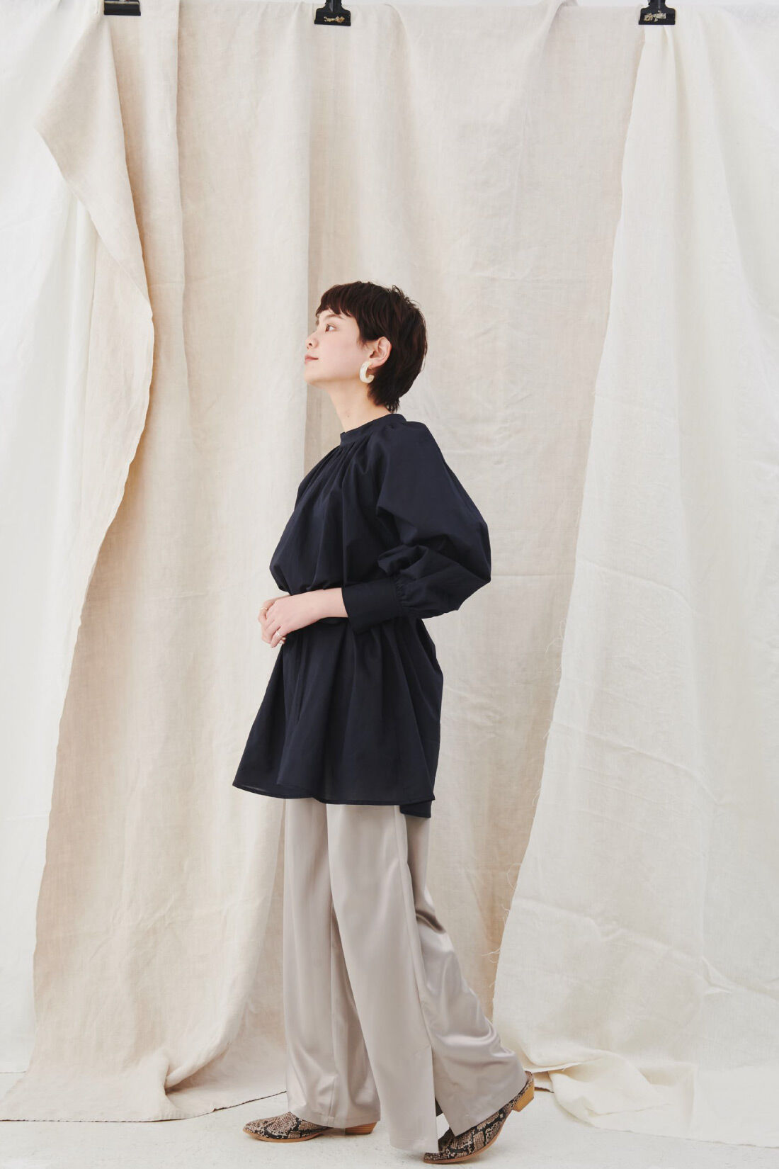 MEDE19F|【WEB限定】MEDE19F　コットンギャザーブラウス〈ネイビー〉|モデル身長：157cm