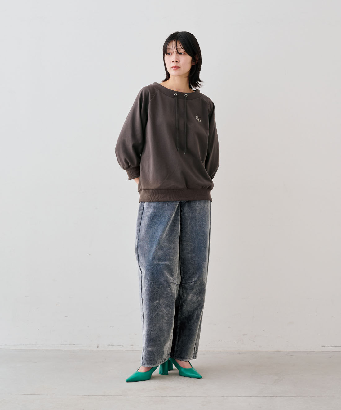 MEDE19F [メデ・ジュウキュウ]|汗染み軽減加工のミニ裏毛トップスとフロッキー プリント デニムパンツ〈ライトグレー〉のコーディネート