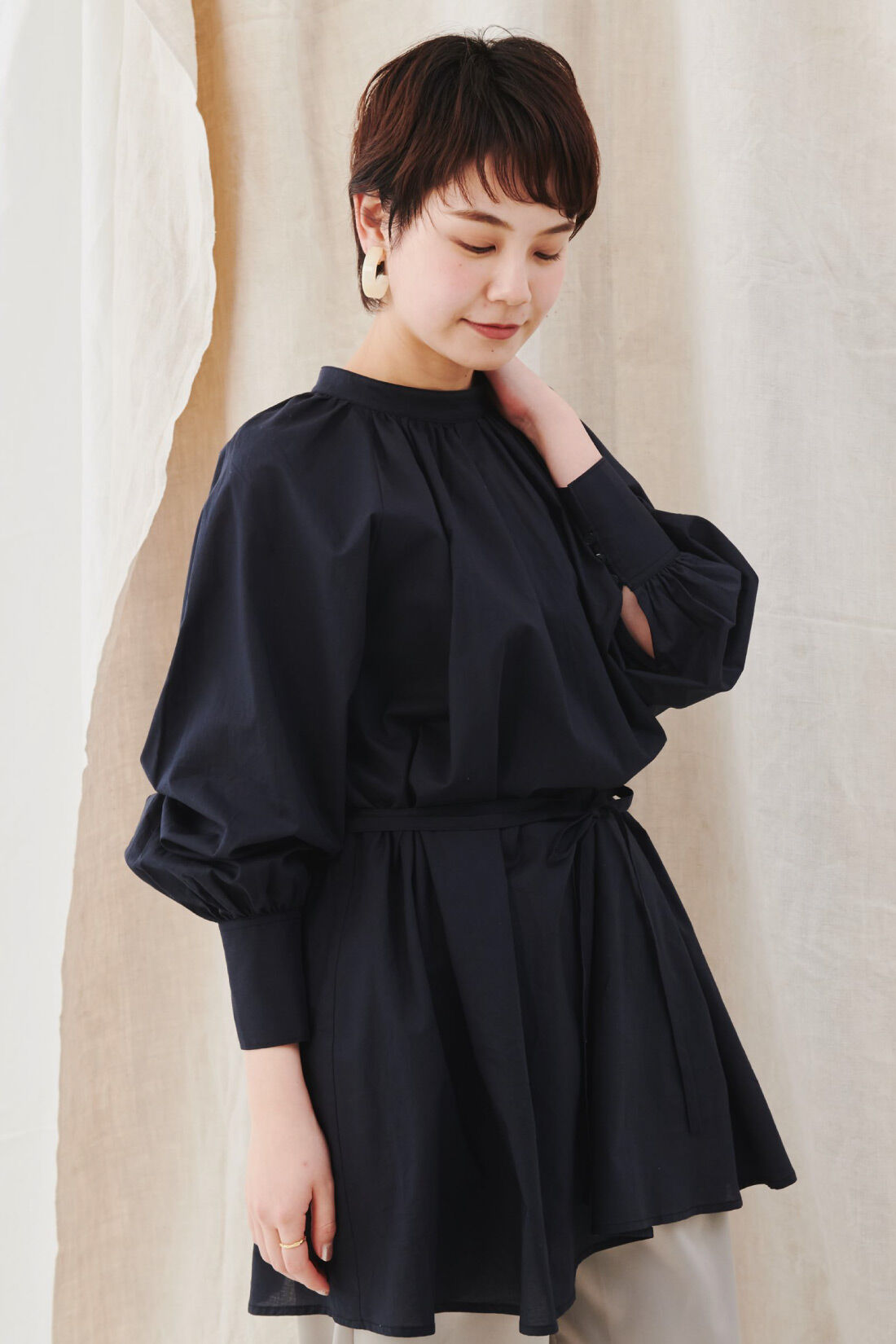 MEDE19F|【WEB限定】MEDE19F　コットンギャザーブラウス〈ネイビー〉