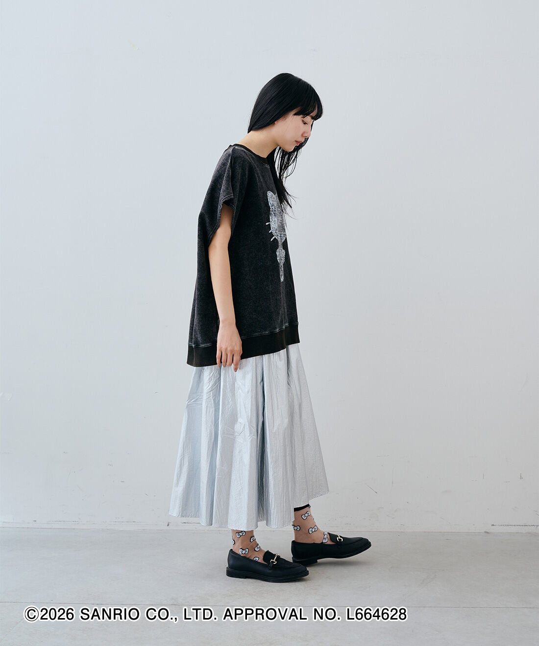 MEDE19F|シルバーコーティング素材のギャザースカートとHELLO KITTY リボン柄のシアーソックスのコーディネート|163cm　size：M