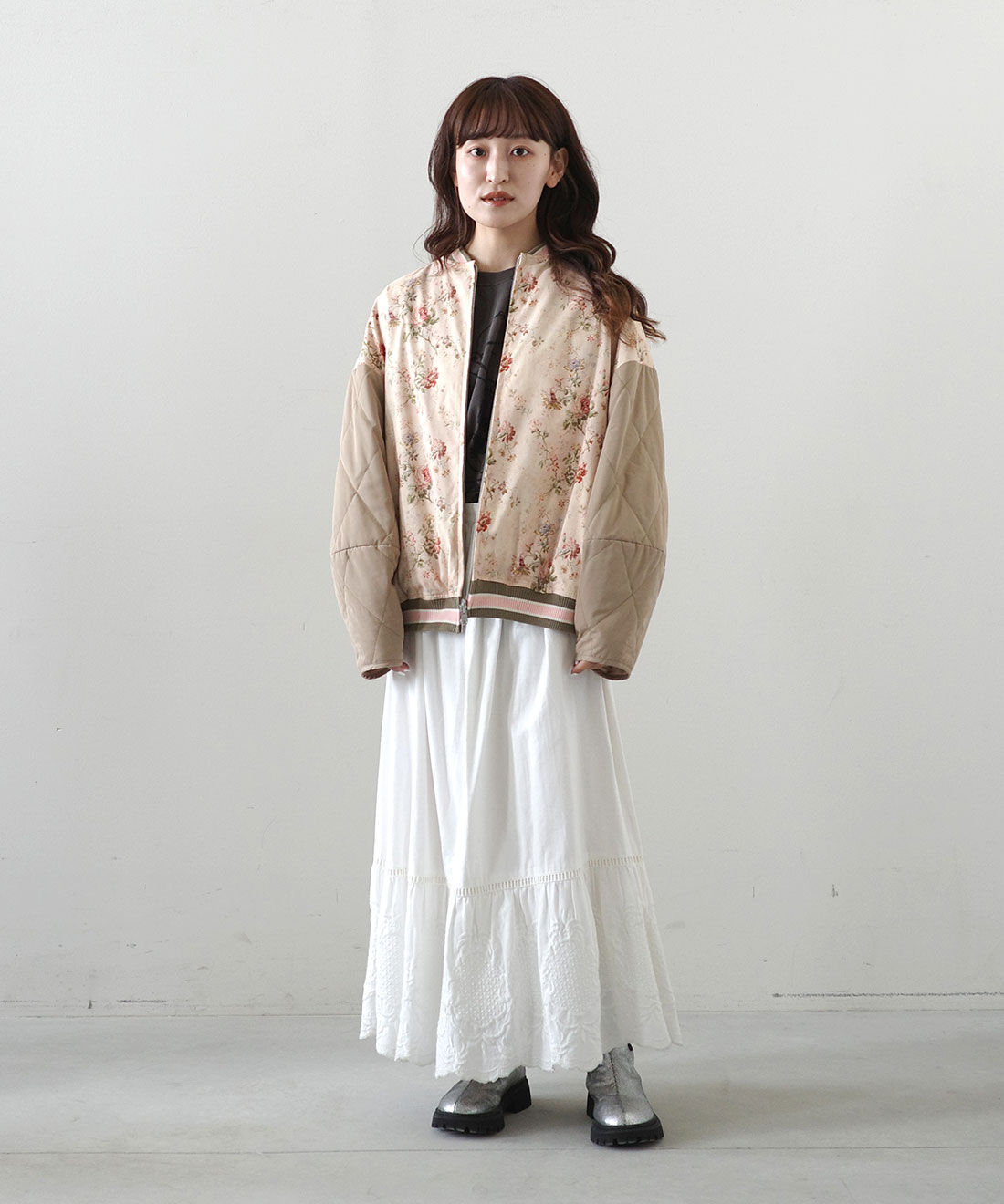 MEDE19F [メデ・ジュウキュウ]|MEDE19F PEANUTS 古着 プリントTシャツとシルバーのクラックレザー調トラックブーツとMEDE19F　シルバー レザー調トラックブーツ〈シルバー〉のコーディネート|モデル身長： 156cm　Mサイズ着用
