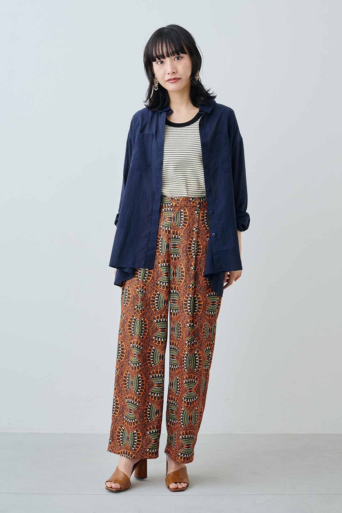 MEDE19F|MEDE19F　日陰をまとうオーバーサイズシャツ〈ダークネイビー〉|モデル身長：158cm　着用サイズ：M