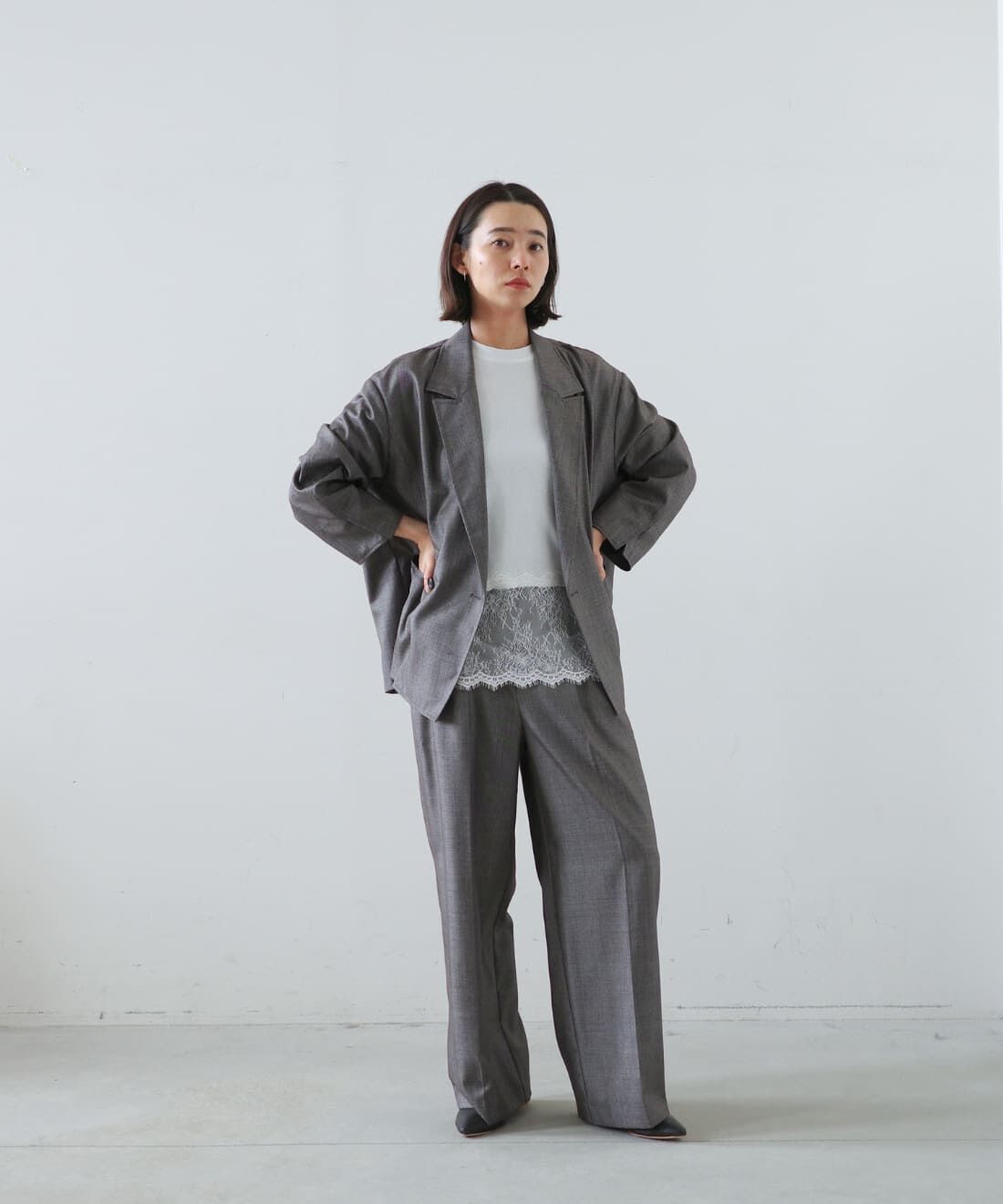 MEDE19F|シャークスキンのリラックスダブルジャケット〈シルバーチャコールグレー〉とシャークスキンのリラックスワイドスラックス〈シルバーチャコールグレー〉とヘムレース トップスのコーディネート