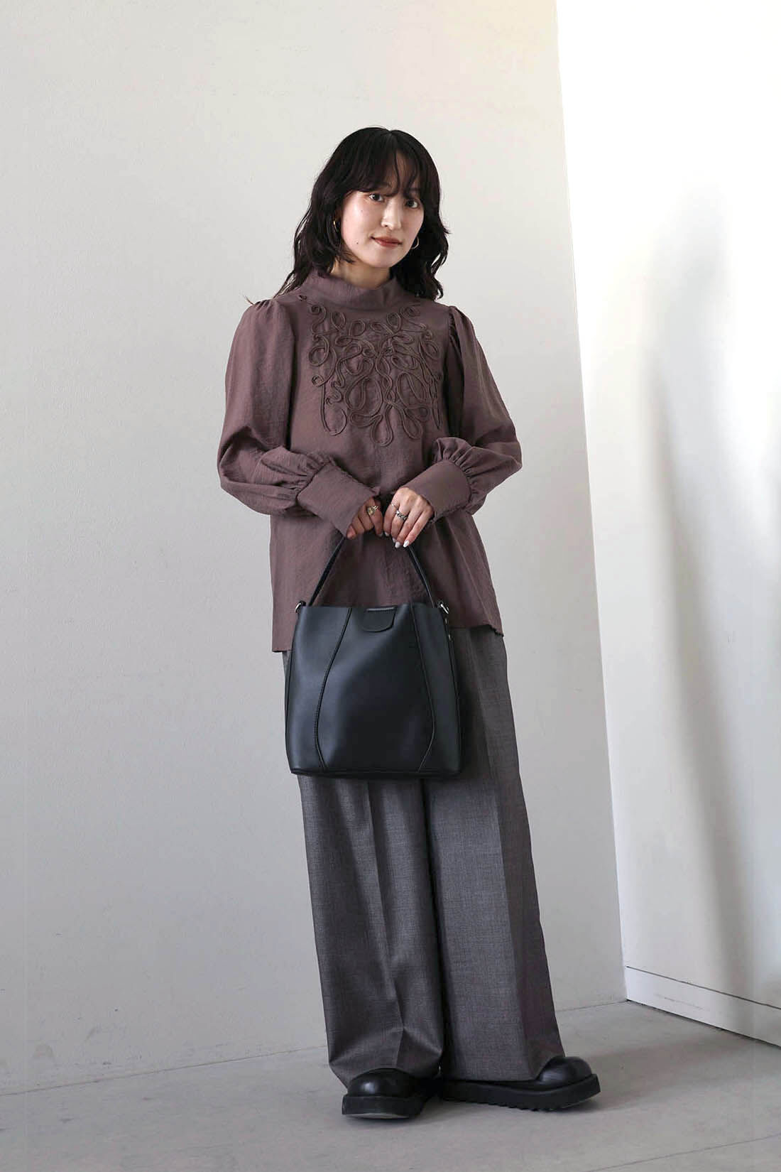 MEDE19F|MEDE19F　シャークスキンのリラックスワイドスラックス〈シルバーチャコールグレー〉