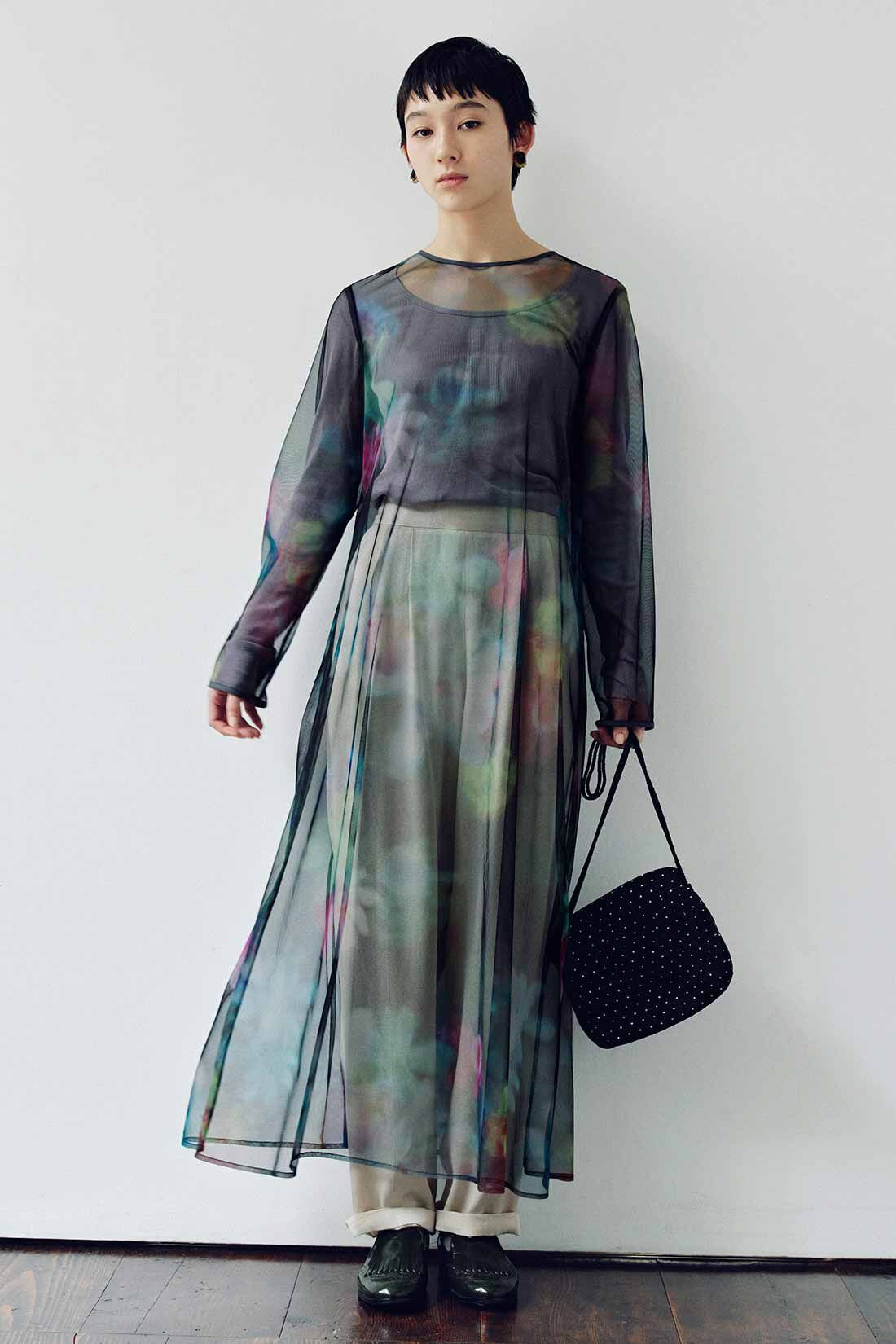 MEDE19F|MEDE19F　花柄のプリントを重ねたシアードレス〈ブラック〉