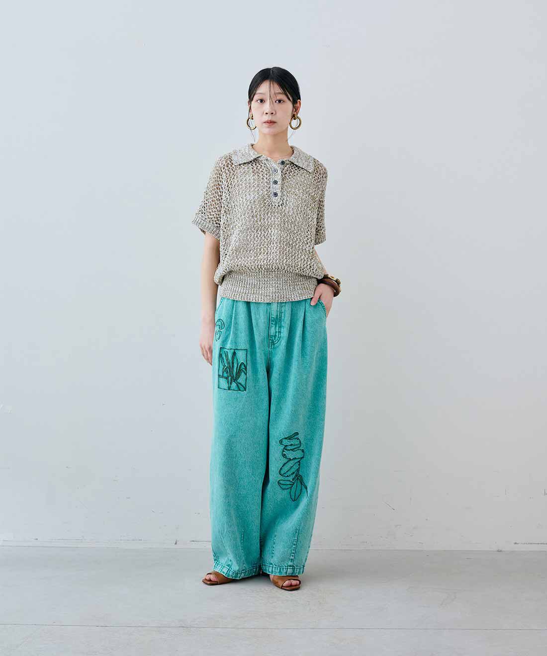 MEDE19F|衿付きテープヤーン ニット プルオーバー〈ベージュ〉とヴィンテージフープイヤリングのコーディネート|163cm　size：M