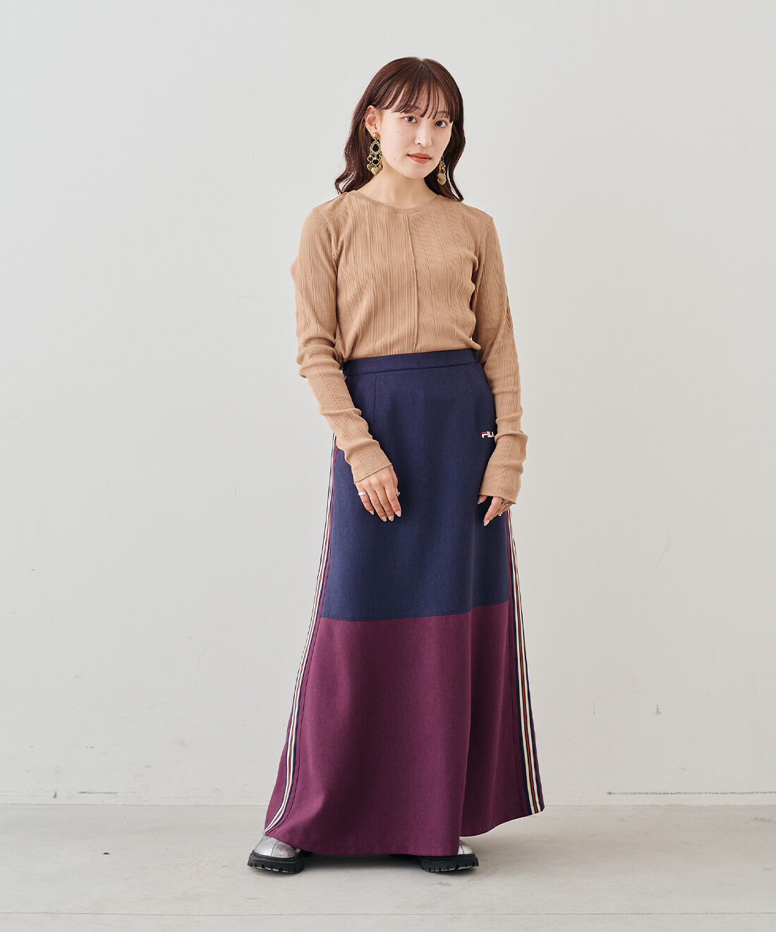 MEDE19F|FILA for MEDE19F　大人も着られるストライプラインのスカート〈ネイビー×バーガンディ〉|モデル身長：156cm　着用サイズ：M