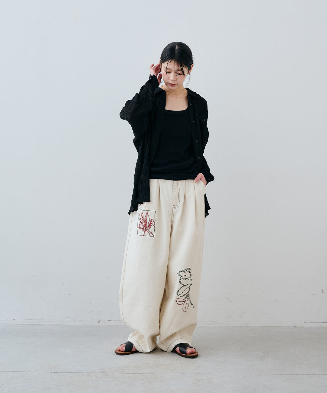 MEDE19F|アート刺繍をほどこした ワイドパンツ〈生成り〉とEDER SHOES 1542 NERO / 13のコーディネート|163cm　size：M