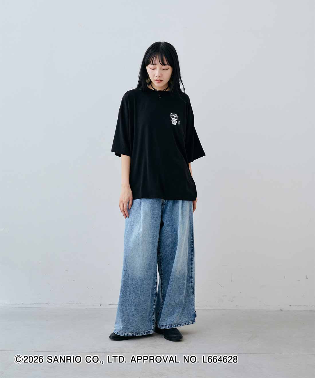 MEDE19F|HELLO KITTY トコナツを感じる プリントTシャツ〈ブラック〉とヴィンテージサークルモチーフイヤリングのコーディネート|163cm　size：M