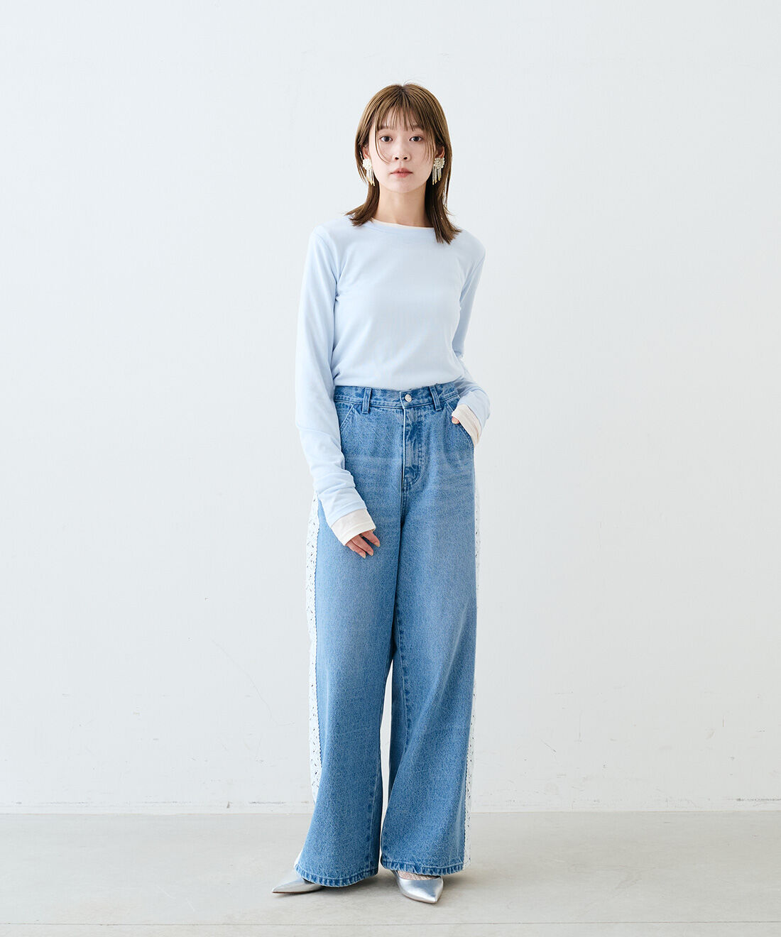 MEDE19F|レースサイドラインの加工デニム〈インディゴブルー〉とビーズフリンジ イヤアクセ〈キスカ〉とティシュータッチ レイヤードトップスセットのコーディネート|モデル身長：163cm　着用サイズ：M