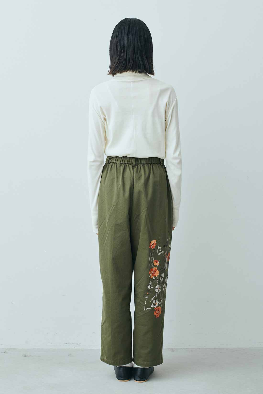 MEDE19F|MEDE19F　ミュルーズモダン〈「ミュルーズ染織美術館」アーカイブコレクション〉フラワーモチーフプリントパンツ〈カーキ〉|モデル身長：163cm　着用サイズ：M