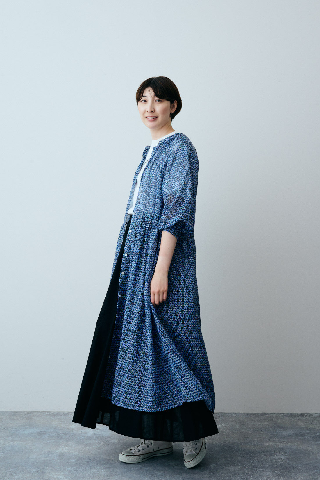 THREE FIFTY STANDARD|モノトーンロゴＴシャツホワイト　ＴＦＳとフレアースカートブラック　ＴＦＳのコーディネート|モデル身長：163cm　着用サイズ：M