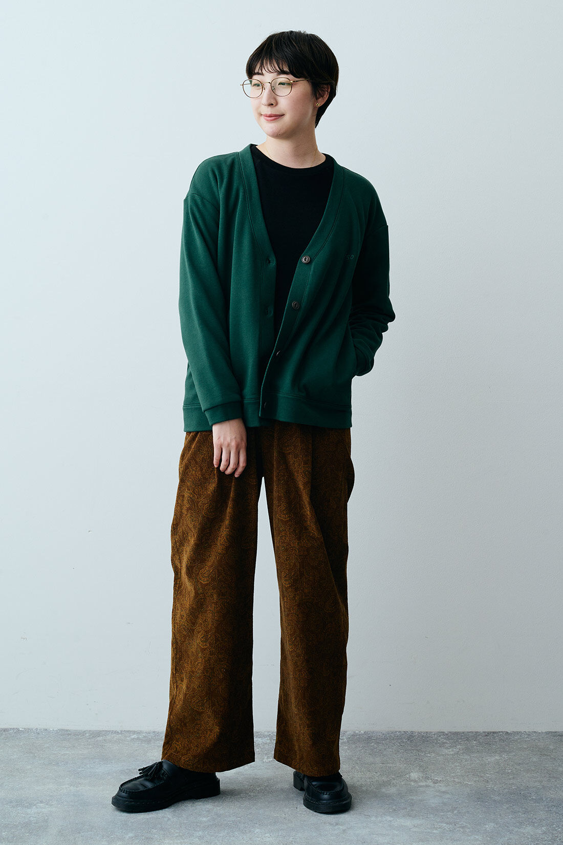 THREE FIFTY STANDARD|Ｖネックカーディガン〈グリーン〉ＴＦＳとペイズリー柄の細コールパンツＢＲ　ＴＦＳのコーディネート