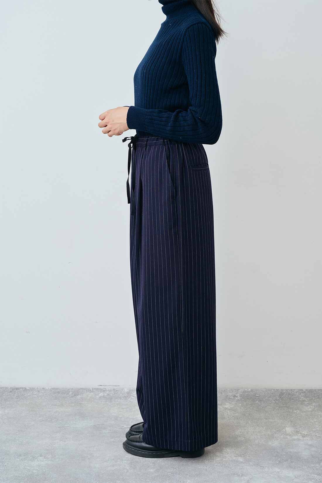 THREE FIFTY STANDARD［スリーフィフティースタンダード］|THREE FIFTY STANDARD ピンストライプのワイドパンツ〈ネイビー〉|SIDE