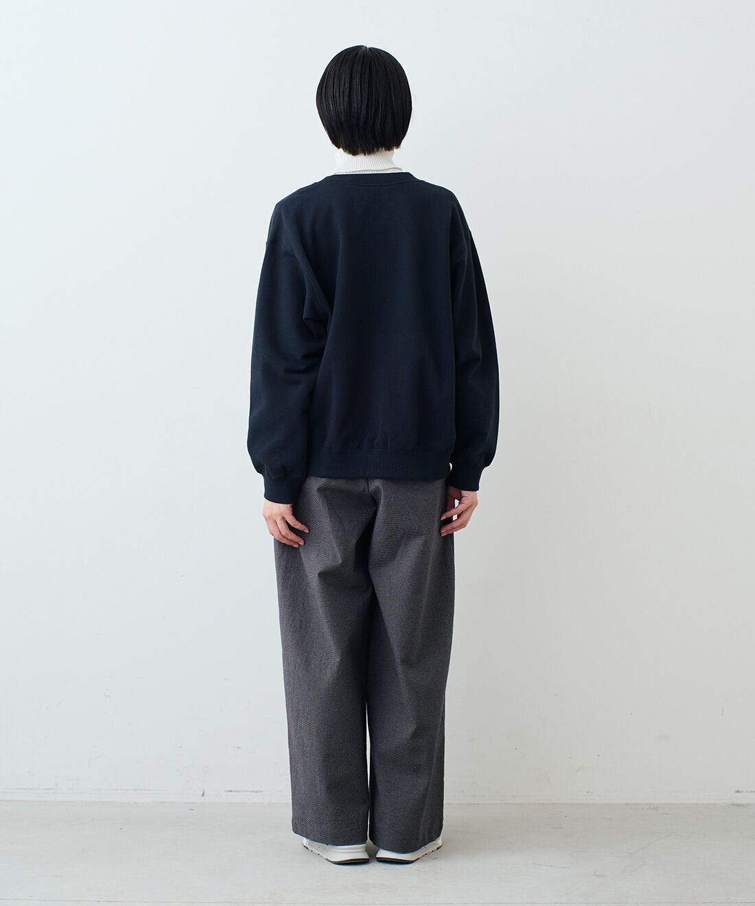 THREE FIFTY STANDARD［スリーフィフティースタンダード］|ジップアップスウェットジャケットＮＶ　ＴＦＳと千鳥格子のワイドタックパンツ　ＴＦＳとレザーのワイドボストンバッグＢＫ　ＴＦＳのコーディネート|モデル身長：163cm 着用サイズ：M