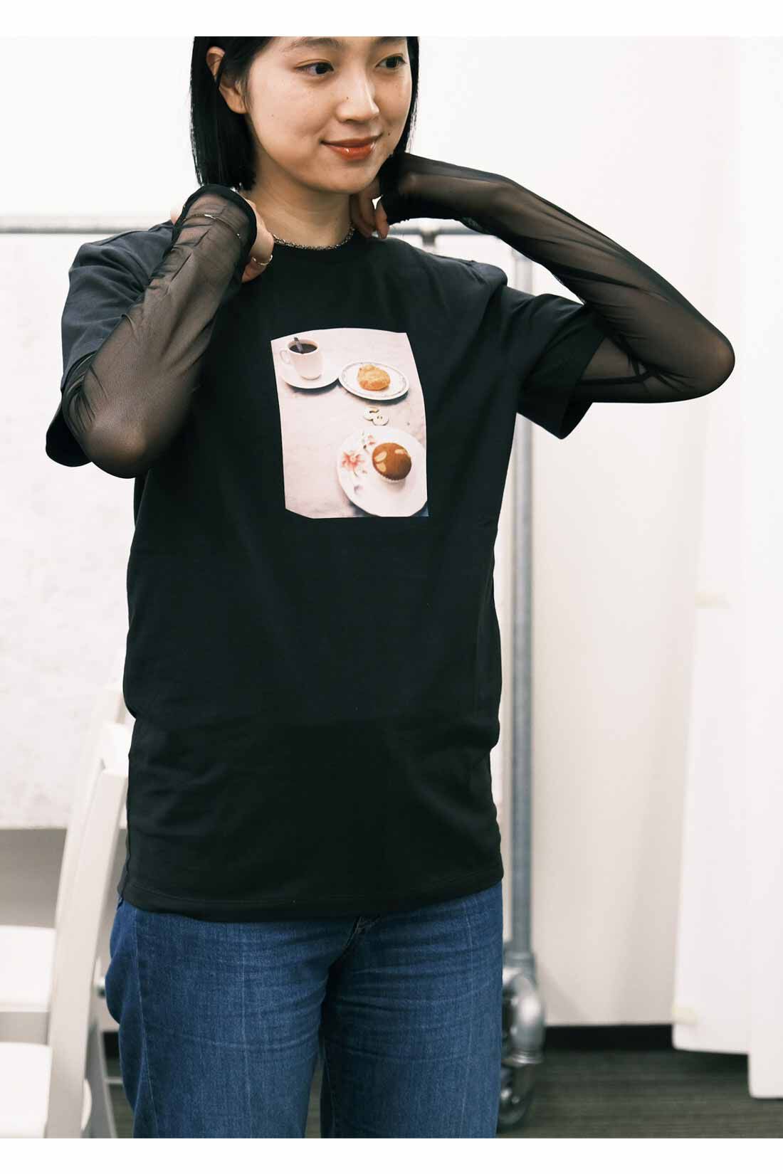 THREE FIFTY STANDARD|THREE FIFTY STANDARD 小谷 実由さんと作った 想い出のフォトTシャツ〈チャコールグレー〉|試作サンプルのフィッティングと調整を何度も繰り返して、着まわしがきき、毎日着られる理想のデザインに仕上げました。