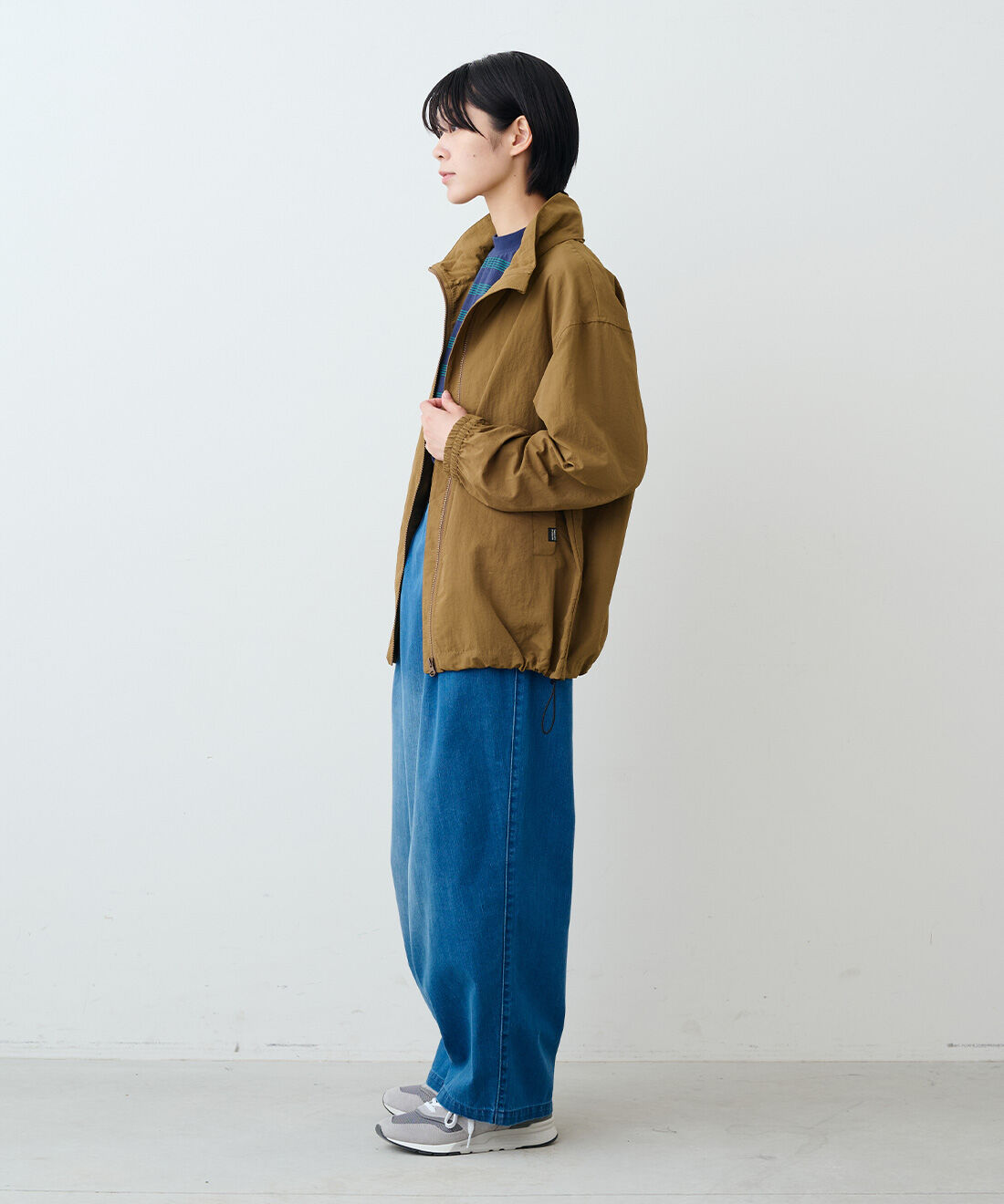 THREE FIFTY STANDARD［スリーフィフティースタンダード］|THREE FIFTY STANDARD　軽量ナイロンパーカー〈カーキブラウン〉|モデル身長：163cm　着用サイズ：M
