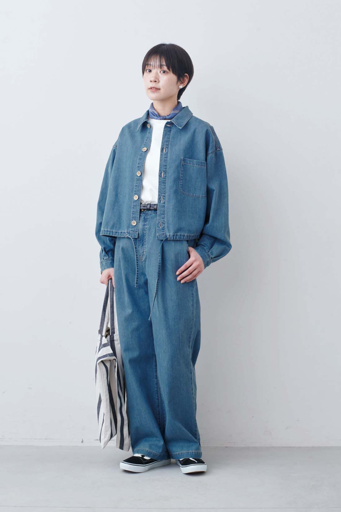 THREE FIFTY STANDARD|THREE FIFTY STANDARD　シルキーな肌ざわりのベーシックなTシャツの会|モデル身長：163cm　着用サイズ：M