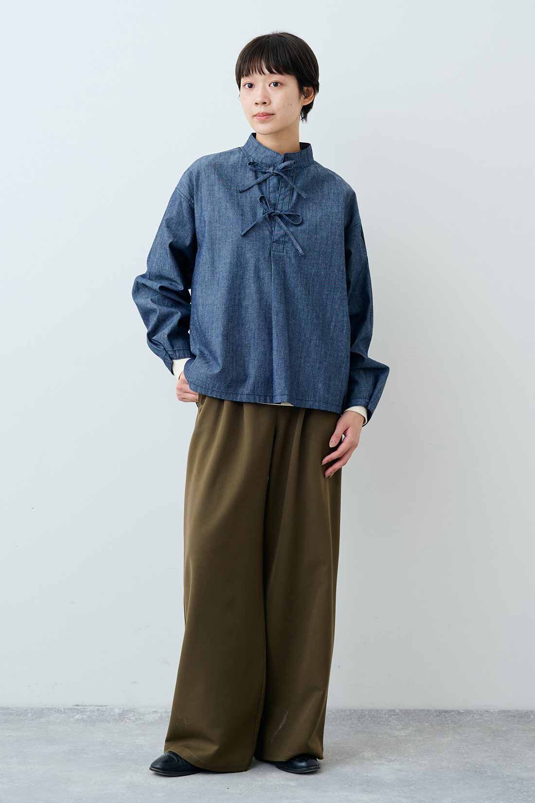 THREE FIFTY STANDARD|小谷 実由さんと作った チェック柄のアンクルコート〈グレー〉とフライス編みのストレッチラグランスリーブTシャツの会とゆるっとワイドパンツ〈カーキ〉のコーディネート|モデル身長：163cm 着用サイズ：M