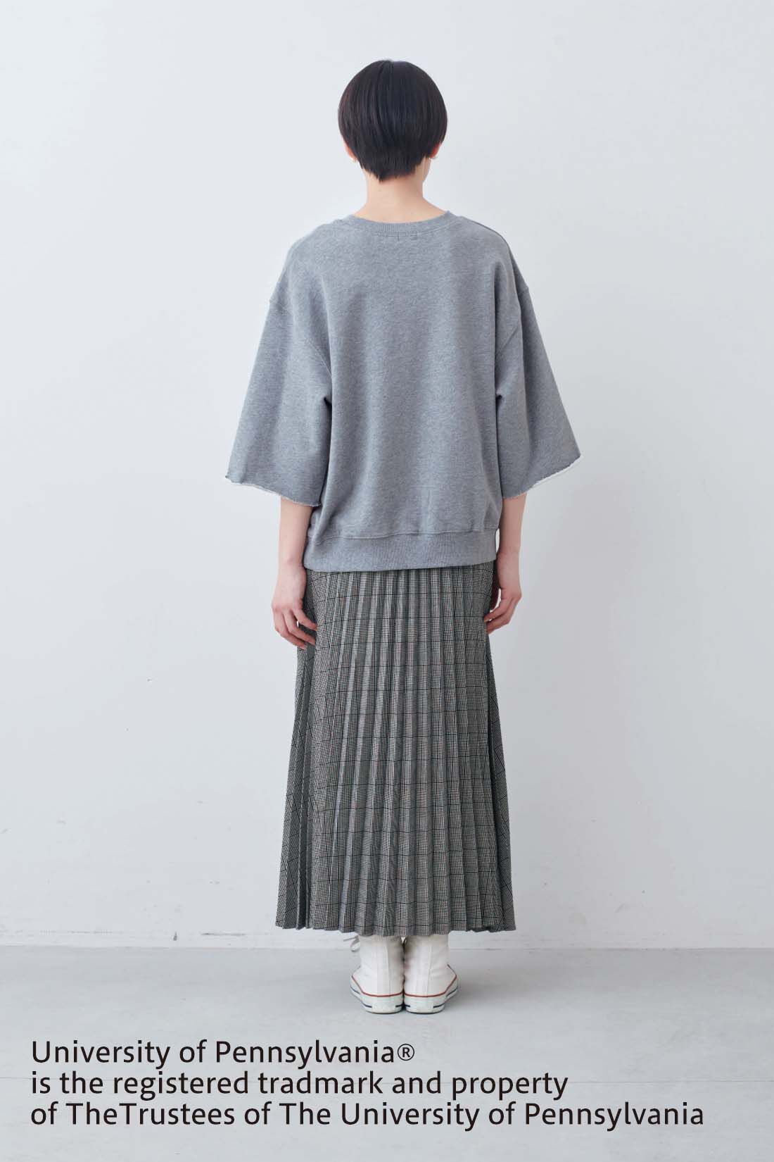 THREE FIFTY STANDARD|THREE FIFTY STANDARD　アメリカンカレッジ ミニ裏毛のロゴトップス〈杢グレー〉|モデル身長：163cm　着用サイズ：M