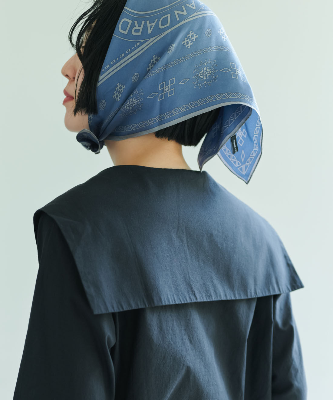 THREE FIFTY STANDARD|小谷 実由さんコラボ 綿100％ 国産生地 セーラーシャツカーデジャケット 〈ブラック〉と綿混 ベア天じく ブラキャミソールとライトデニムのタックワイドパンツのコーディネート