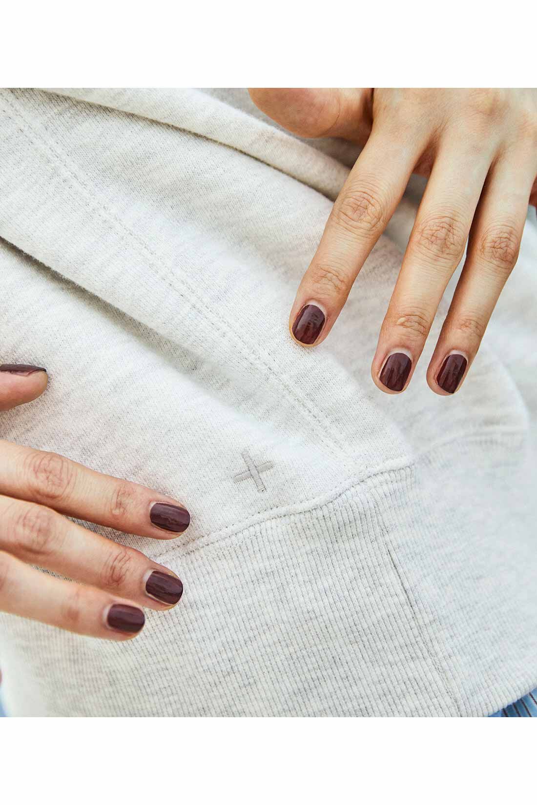THREE FIFTY STANDARD|THREE FIFTY STANDARD 小谷 実由さんと作った 衿を開けて着たいハーフジップスウェット〈オートミール〉|気持ちや感情にもプラスな要素をもたらすような服になってほしくて、ベースカラーと同じ色で+（プラス）マークの刺しゅうをこっそり忍ばせています。