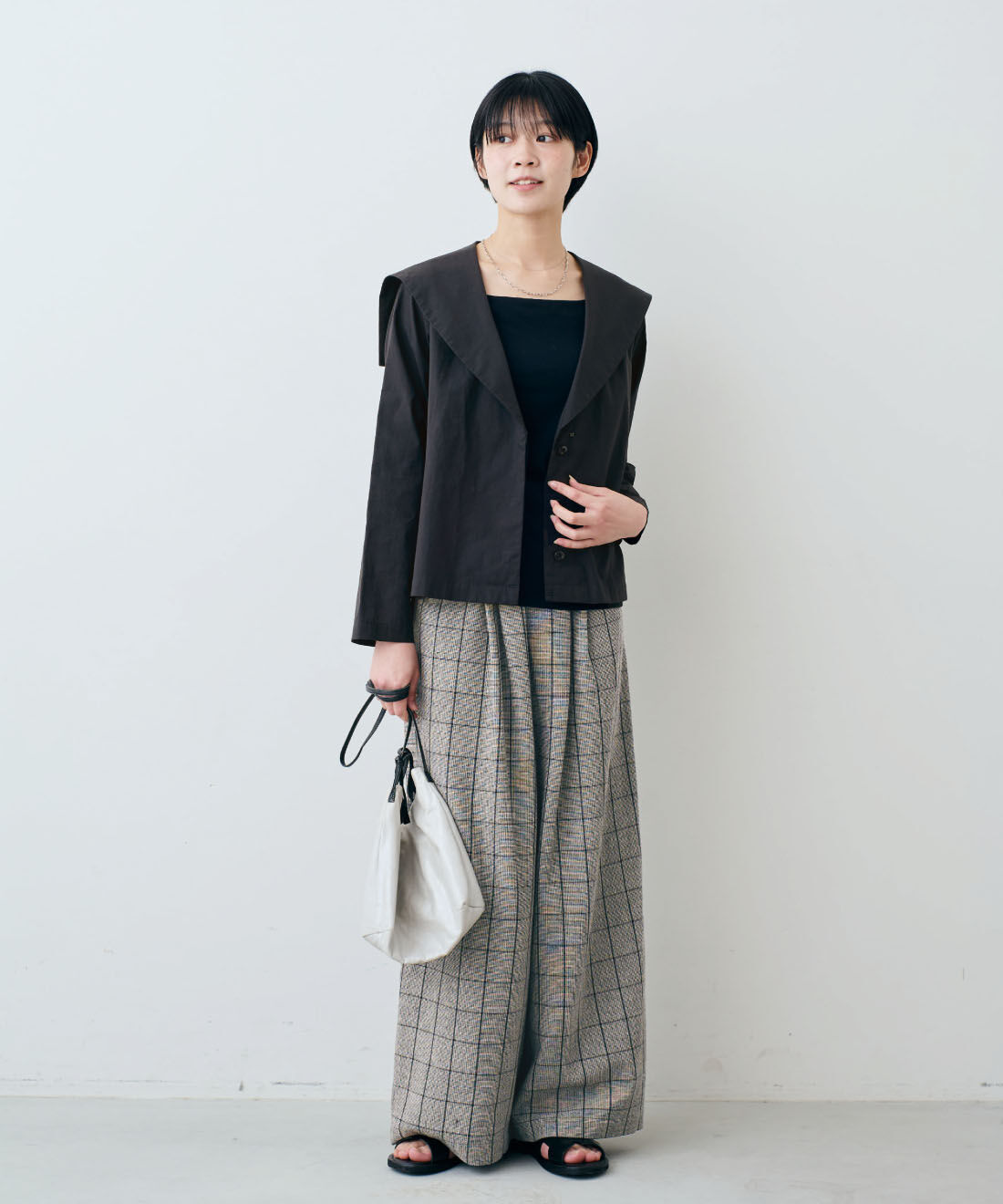THREE FIFTY STANDARD［スリーフィフティースタンダード］|THREE FIFTY STANDARD　シックなモノトーンチェックのワイドパンツ|モデル身長：163cm　着用サイズ：M