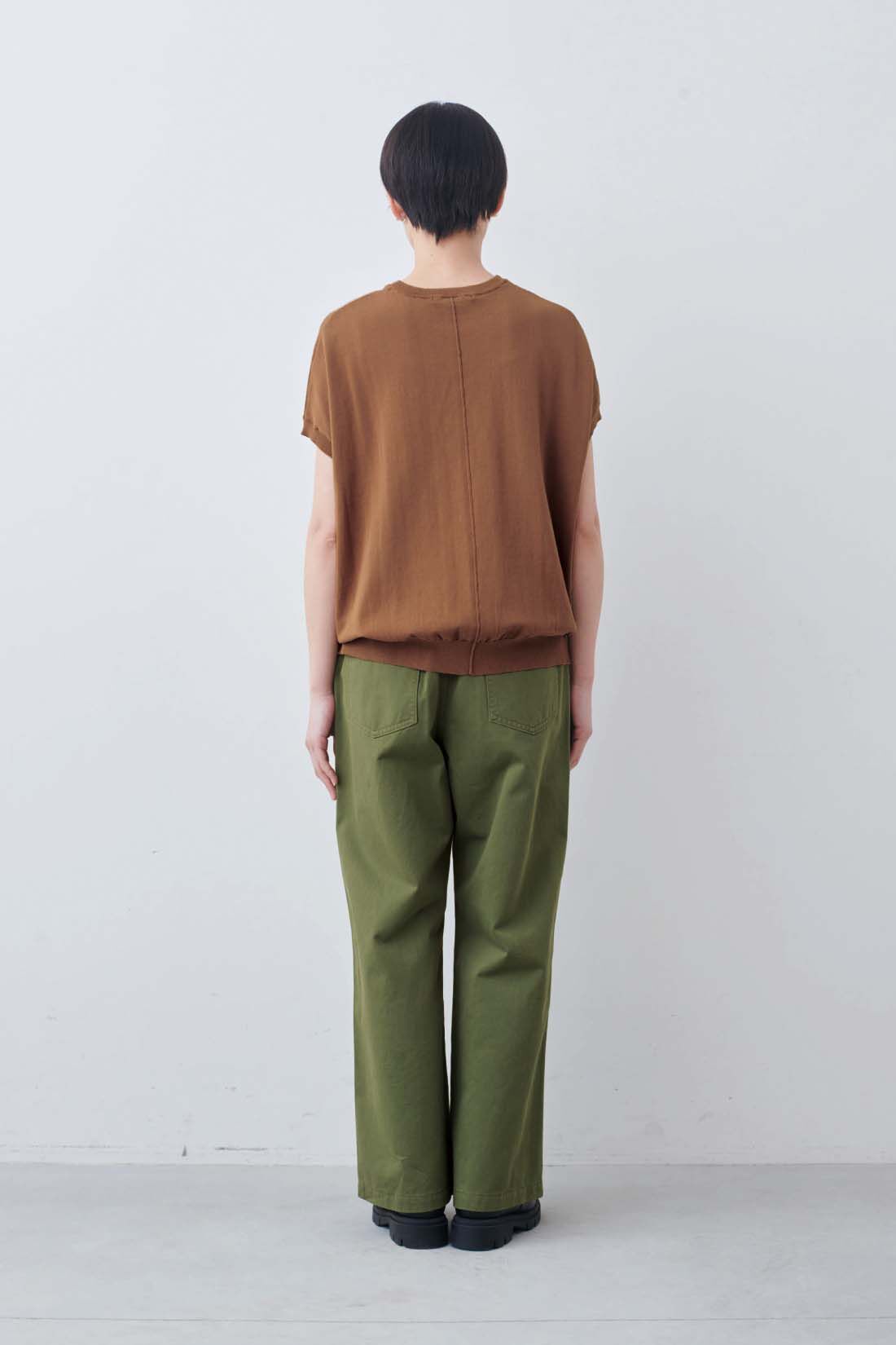 THREE FIFTY STANDARD|THREE FIFTY STANDARD　ベーシックなベイカーパンツ〈カーキグリーン〉|モデル身長：163cm　着用サイズ：M