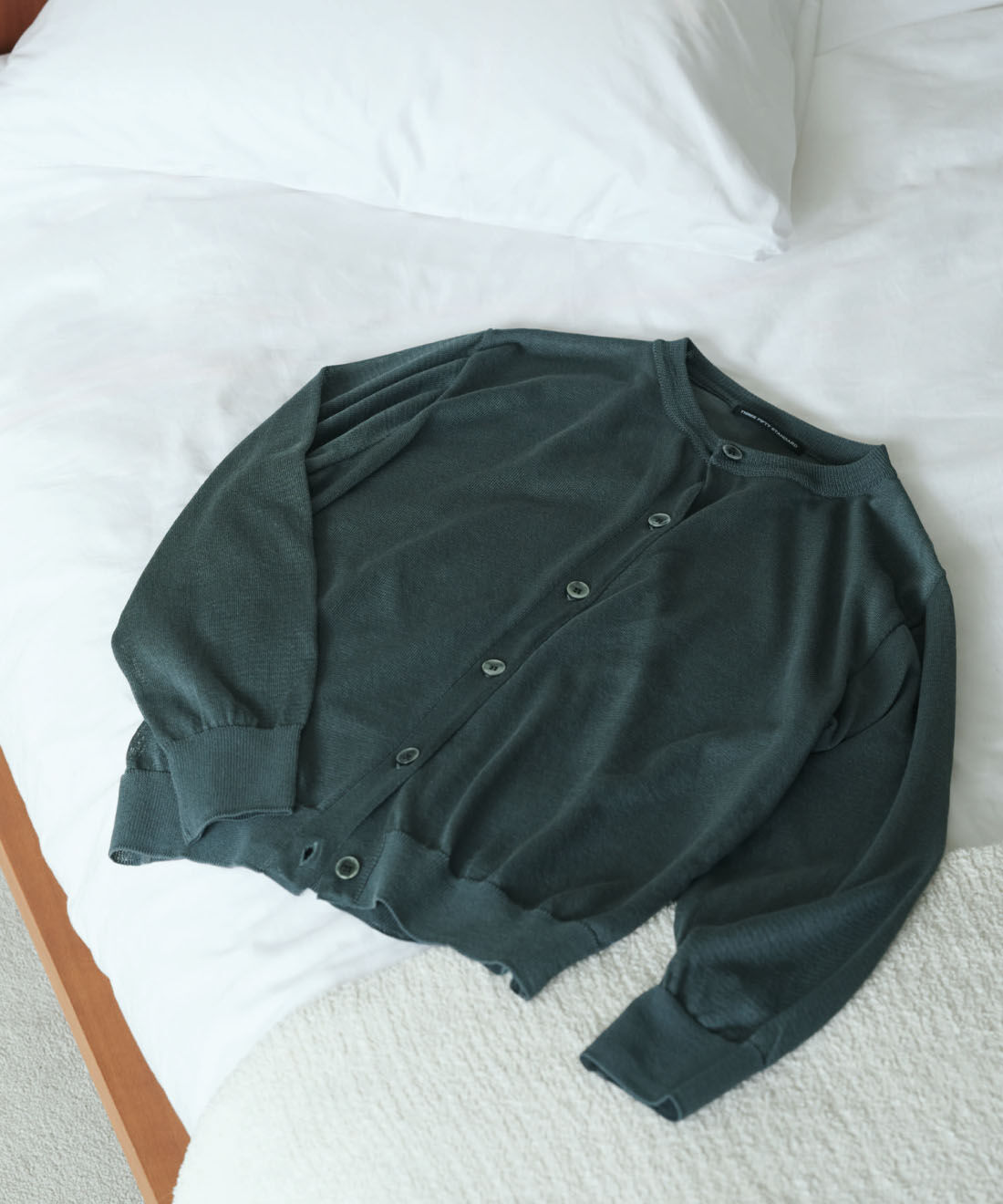 THREE FIFTY STANDARD［スリーフィフティースタンダード］|THREE FIFTY STANDARD　日本製のシアーなクルーネックカーディガン〈ダークグレー〉