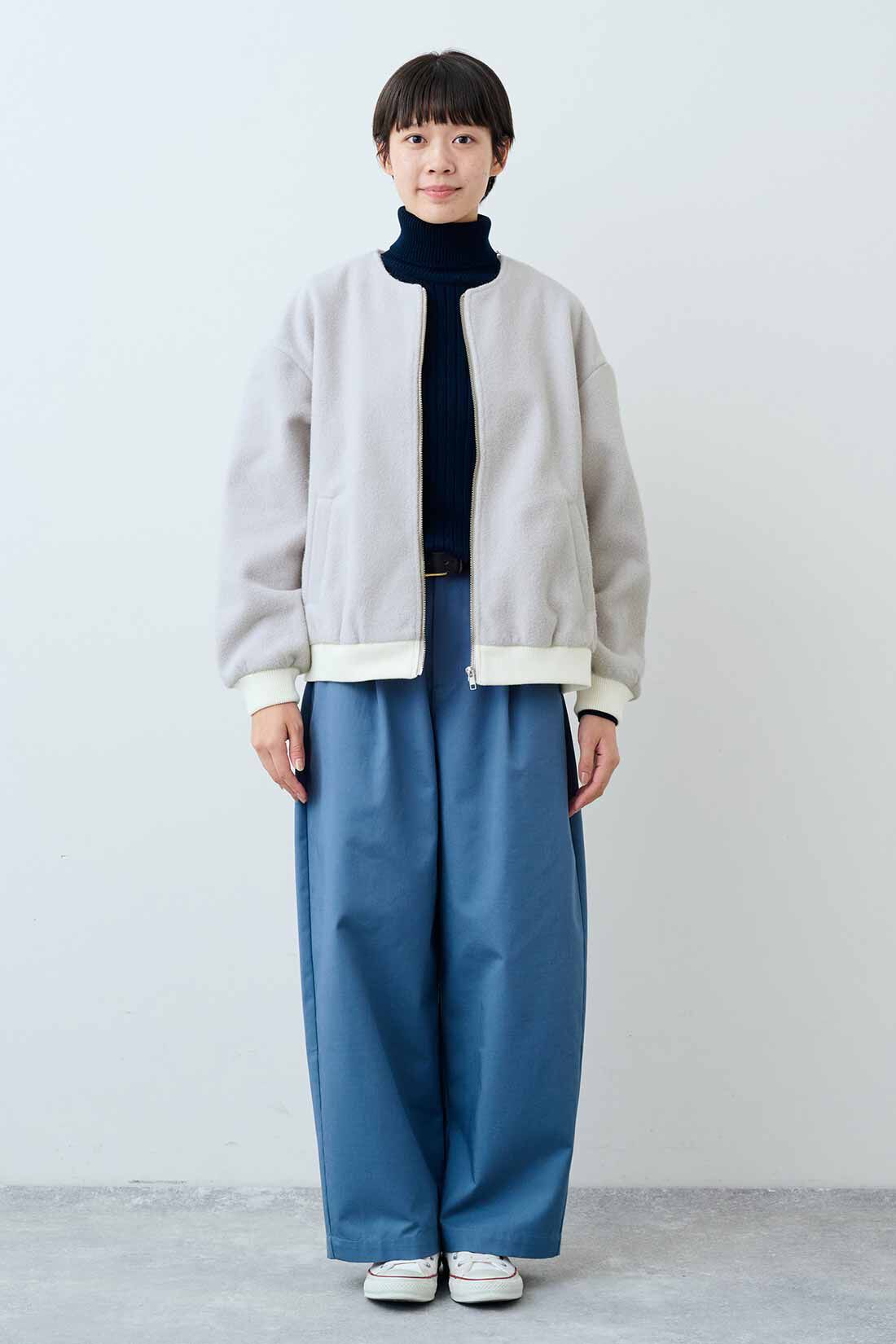 THREE FIFTY STANDARD|金子敦子さんと作った ノーカラーブルゾン〈ライトグレー〉とコットン100％のリブタートルのコーディネート|モデル身長：163cm 着用サイズ：M