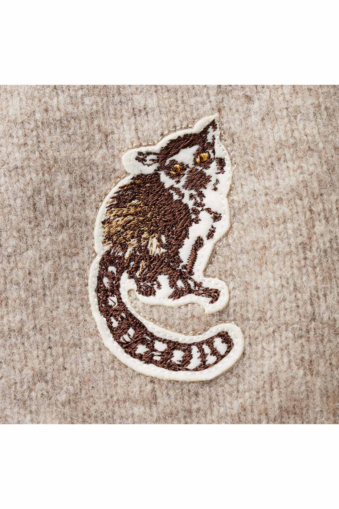 THREE FIFTY STANDARD|THREE FIFTY STANDARD 旭山動物園とボルネオの森応援商品 ワオキツネザル刺しゅうのウールセーター〈ナチュラルベージュ〉|胸のワッペンがポイント。長いしっぽや大きな瞳など、ワオキツネザルの愛らしさを繊細な刺しゅうで表現しました。