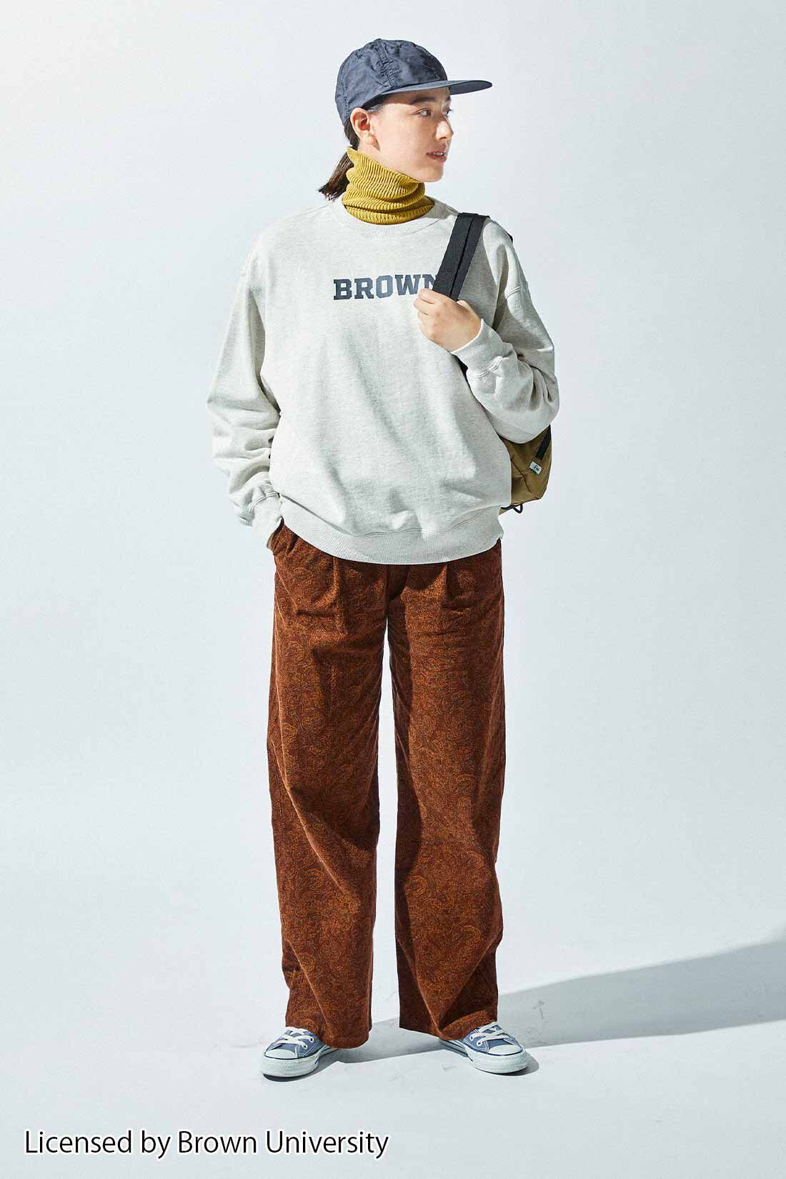THREE FIFTY STANDARD|THREE FIFTY STANDARD ペイズリー柄の細コールパンツ〈ブラウン〉|ボーイズライクなカレッジトレーナーに、きれいなストレートシルエットのパンツをプラス。肩の力がほどよく抜けた、大人のトラッドカジュアル。