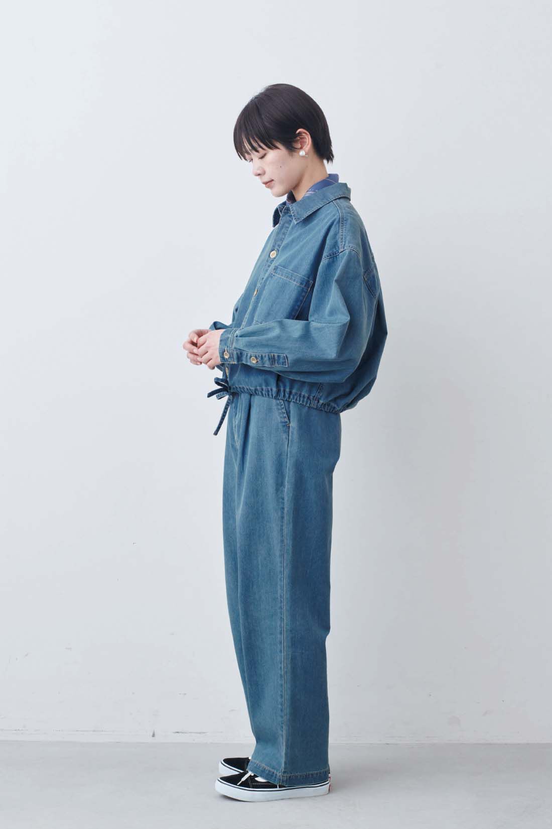 THREE FIFTY STANDARD|THREE FIFTY STANDARD　ライトデニムのシャツジャケット|モデル身長：163cm　着用サイズ：M
