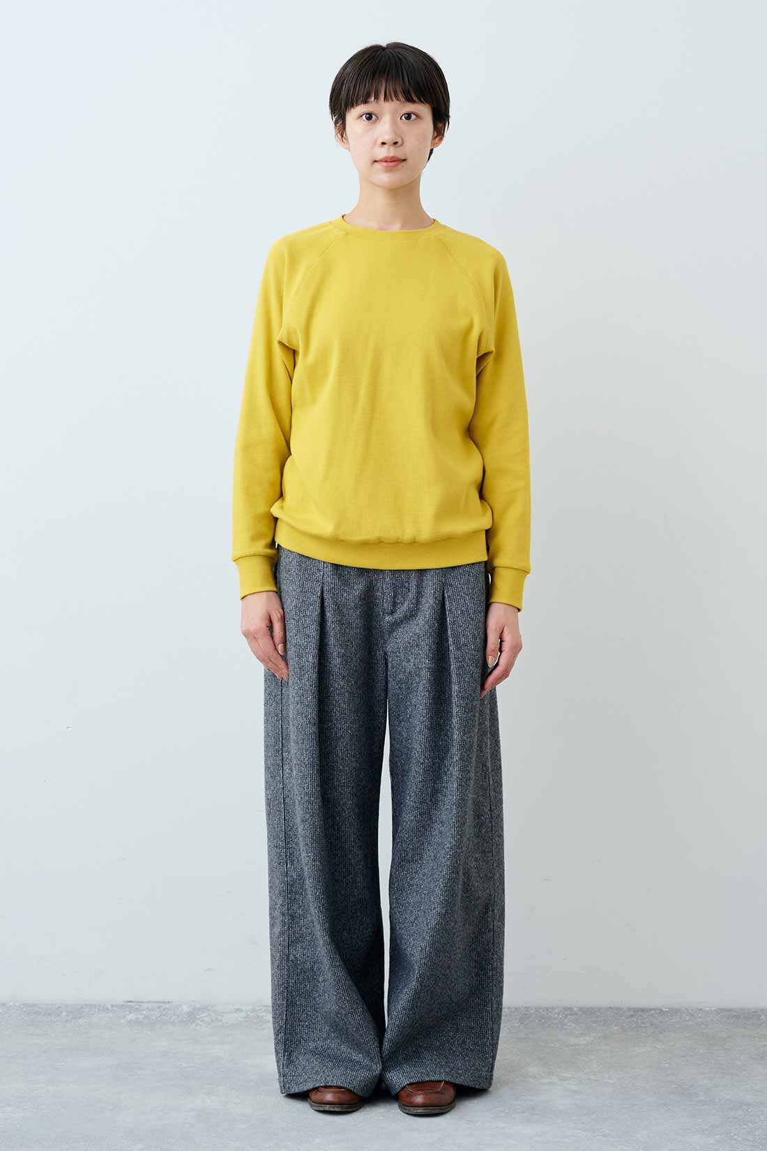 THREE FIFTY STANDARD|セーラー風のハーフジップスウェット〈チャコールグレー〉とフライス編みのストレッチラグランスリーブTシャツの会のコーディネート|モデル身長：163cm 着用サイズ：M