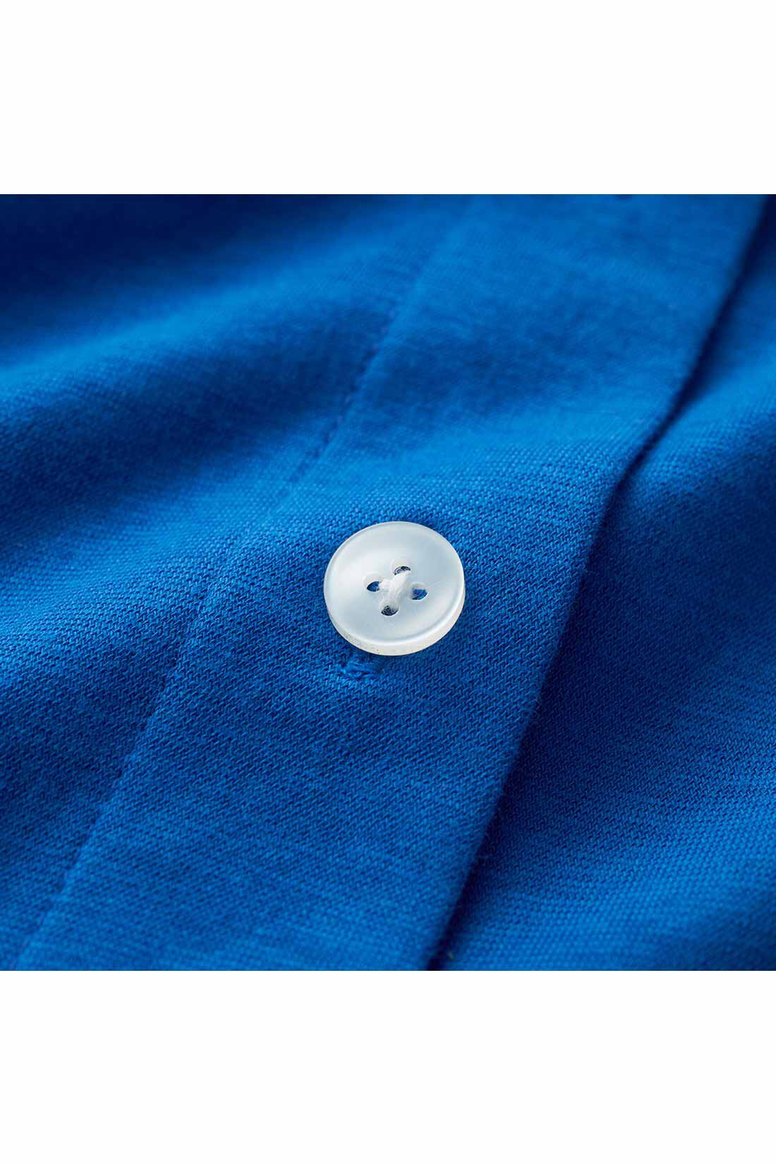 THREE FIFTY STANDARD|THREE FIFTY STANDARD コットン素材のクルーネックカーディガン〈ブルー〉|強い撚りをかけた糸で編み上げた綿100％の天竺（じく）生地で、シャリッとさわやかな着心地にこだわって作りました。上品な光沢のあるボタンがアクセント。