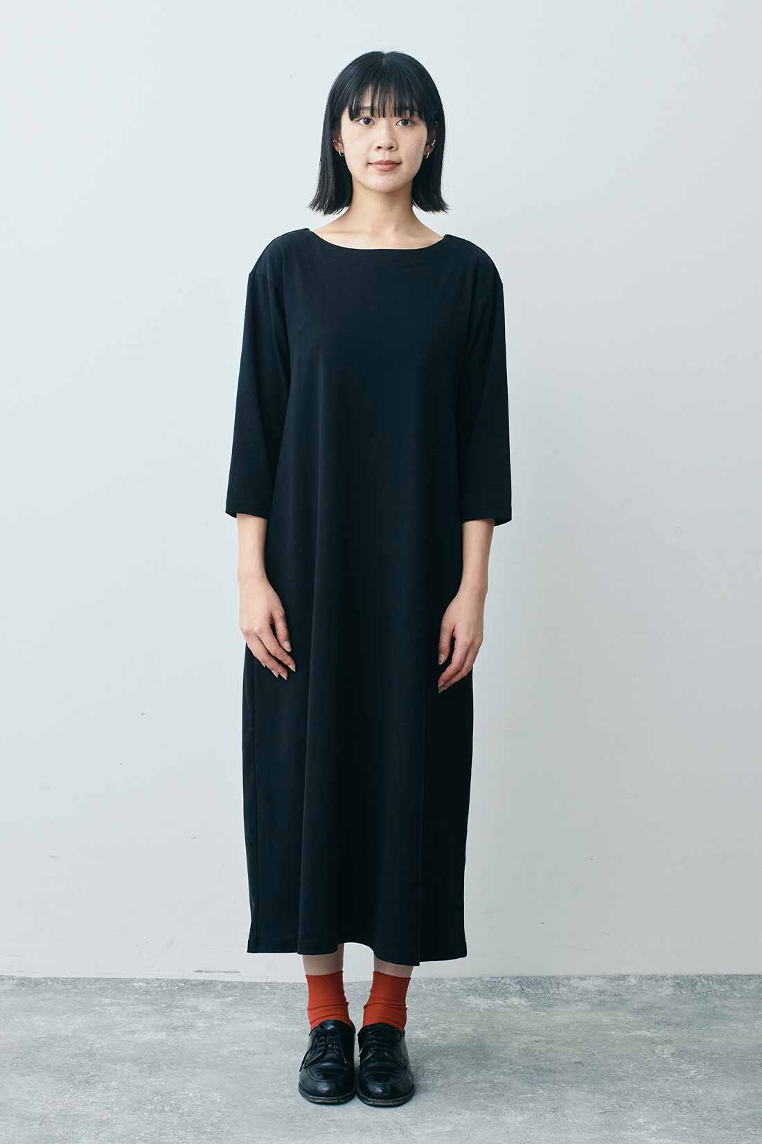 THREE FIFTY STANDARD|ボートネックのカットソーワンピース〈ブラック〉と色をきかせたソックスセットＴＦＳのコーディネート|モデル身長：163cm 着用サイズ：M