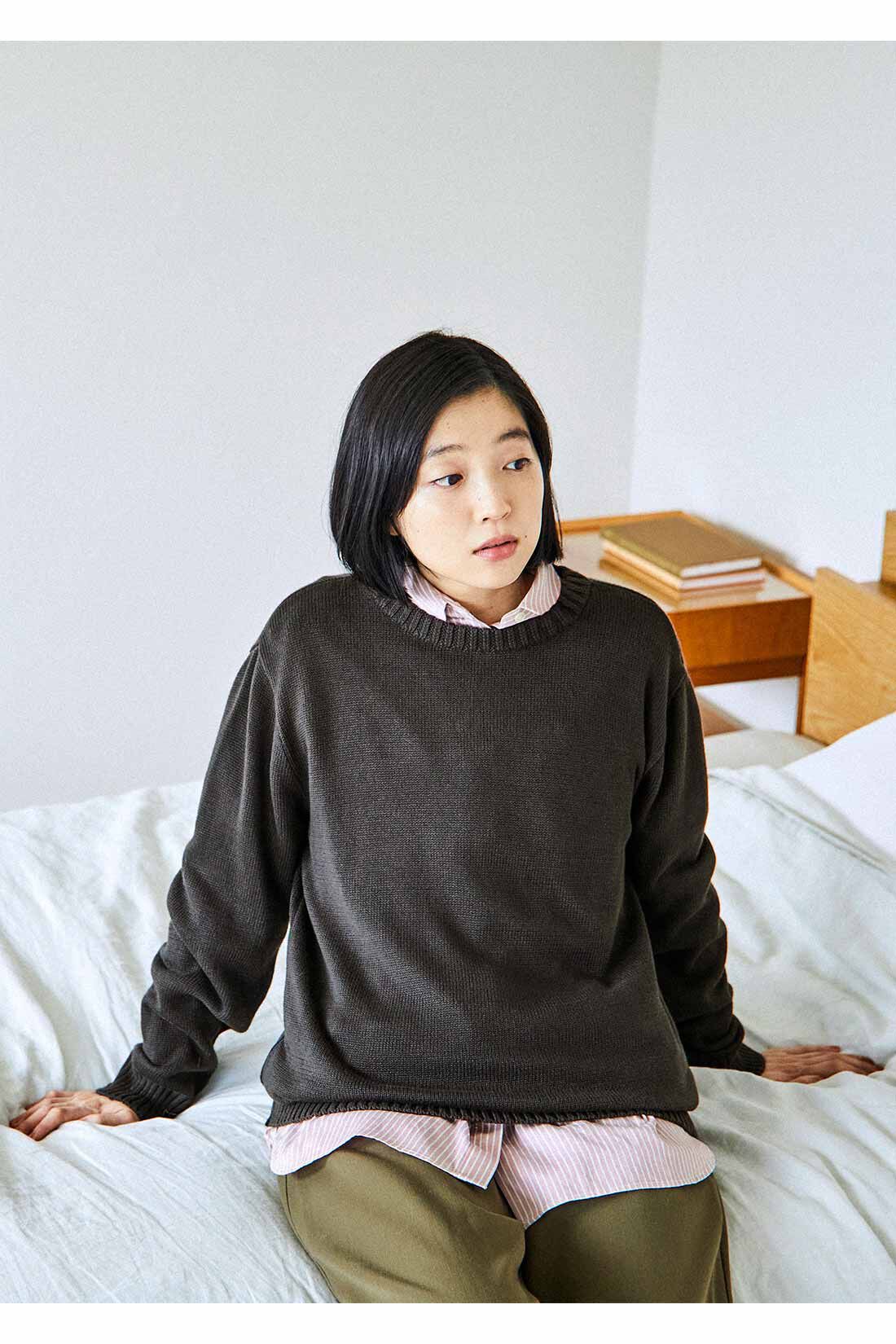 THREE FIFTY STANDARD|ピンクのストライプワイドシャツとゆるっとワイドパンツ〈カーキ〉のコーディネート