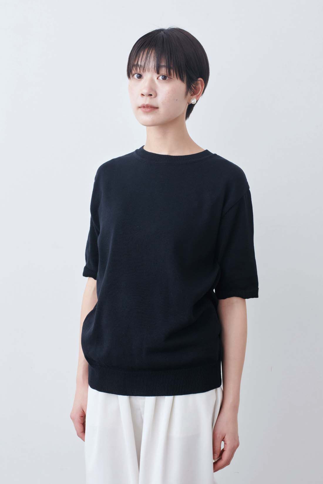 THREE FIFTY STANDARD|THREE FIFTY STANDARD　オーガニックコットンとリサイクルポリエステルのニットトップス〈ブラック〉|モデル身長：163cm　着用サイズ：M