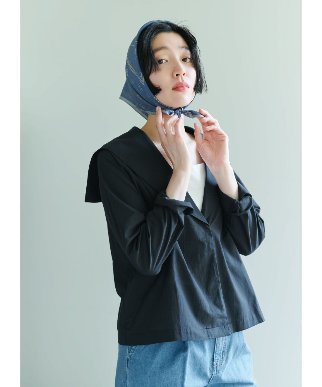 THREE FIFTY STANDARD|小谷 実由さんコラボ 綿100％ 国産生地 セーラーシャツカーデジャケット 〈ブラック〉と綿混 ベア天じく ブラキャミソールとライトデニムのタックワイドパンツのコーディネート