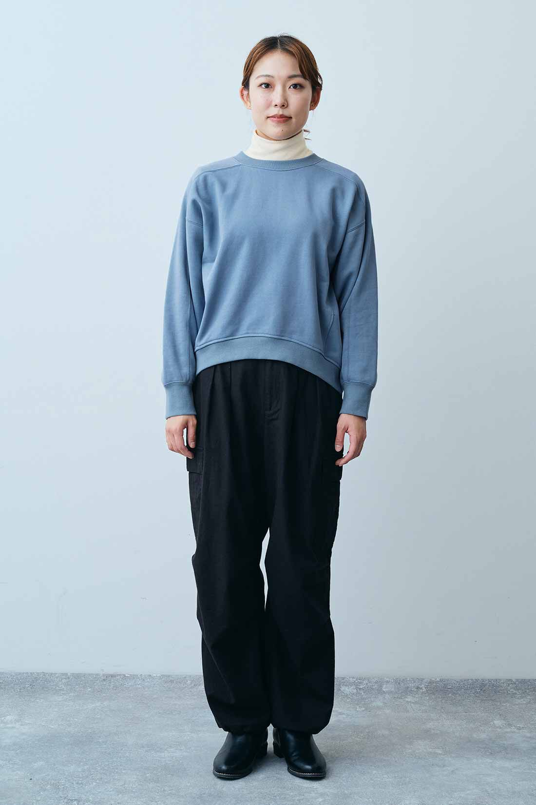 THREE FIFTY STANDARD|THREE FIFTY STANDARD すそラウンドシルエットの裏毛プルオーバー〈サックス〉|モデル身長：165cm　着用サイズ：M