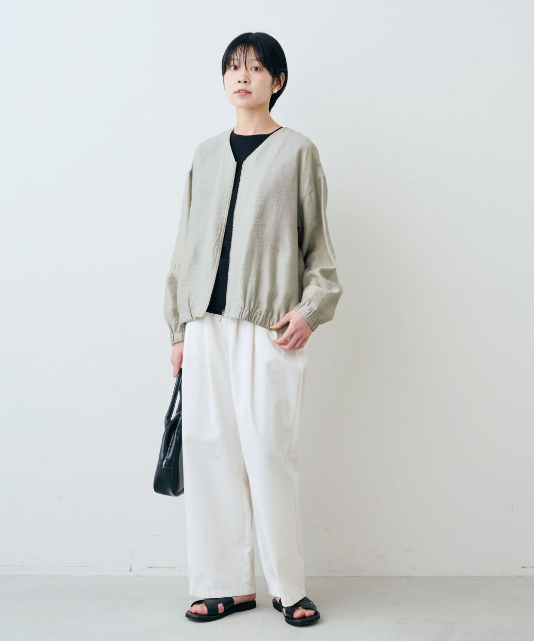 THREE FIFTY STANDARD［スリーフィフティースタンダード］|THREE FIFTY STANDARD　シアーなノーカラーのジップアップブルゾン〈グレイッシュグリーン〉|モデル身長：163cm　着用サイズ：M