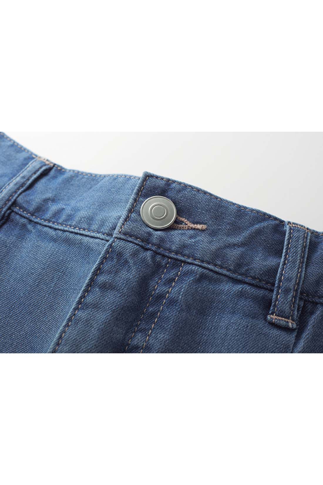 THREE FIFTY STANDARD|THREE FIFTY STANDARD　ライトデニムのタックワイドパンツ|春夏にぴったりの8オンスデニム。ボタンやステッチの色味をおさえ、軽やかに仕上げました。