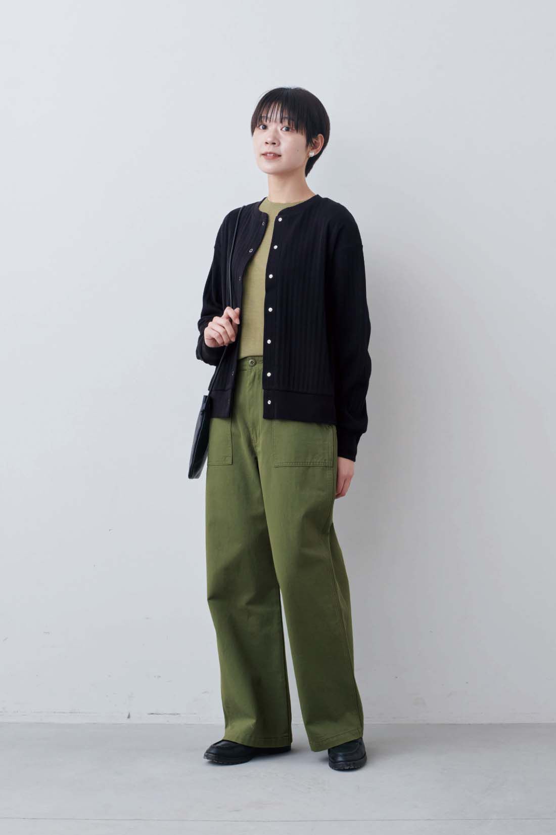 THREE FIFTY STANDARD|針抜きテレコのカットソーアンサンブル〈ブラック〉とベーシックなベイカーパンツ〈カーキグリーン〉のコーディネート