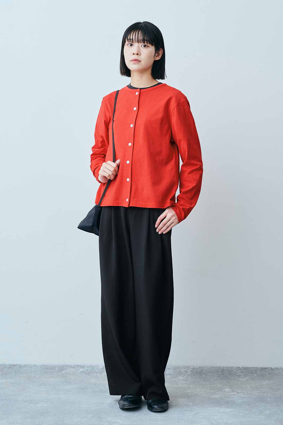 THREE FIFTY STANDARD|しわになりにくい タックパンツ〈ブラック〉のコーディネート|モデル身長：163cm 着用サイズ：M