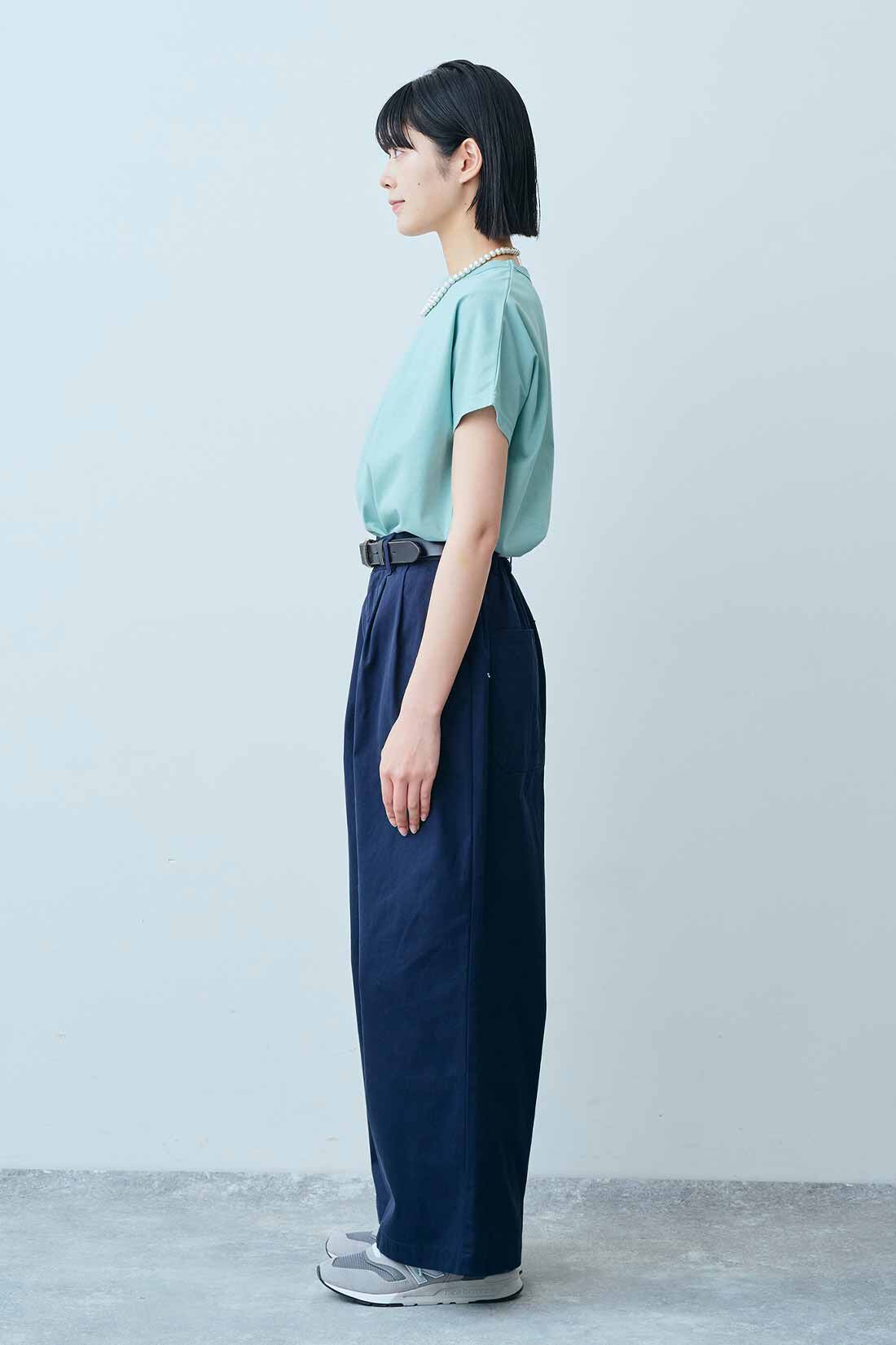 THREE FIFTY STANDARD|汗じみ軽減加工 フレンチスリーブ Tシャツとタック チノワイドパンツ〈ネイビー〉のコーディネート|モデル身長:163cm 着用サイズ:M THREE FIFTY STANDARD|汗じみ軽減加工 フレンチスリーブ Tシャツとタック チノワイドパンツ〈ネイビー〉のコーディネート|モデル身長:163cm 着用サイズ:M